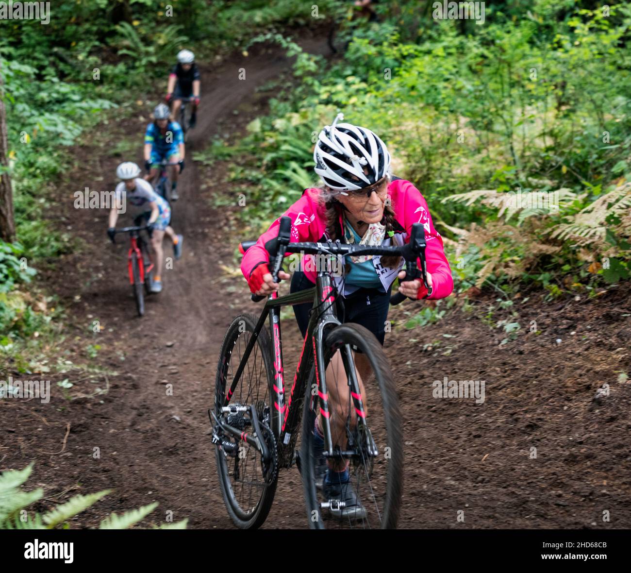 WA20587-00....WASHINGTON - Hill climb of a woman's cyclocross race. Stock Photo