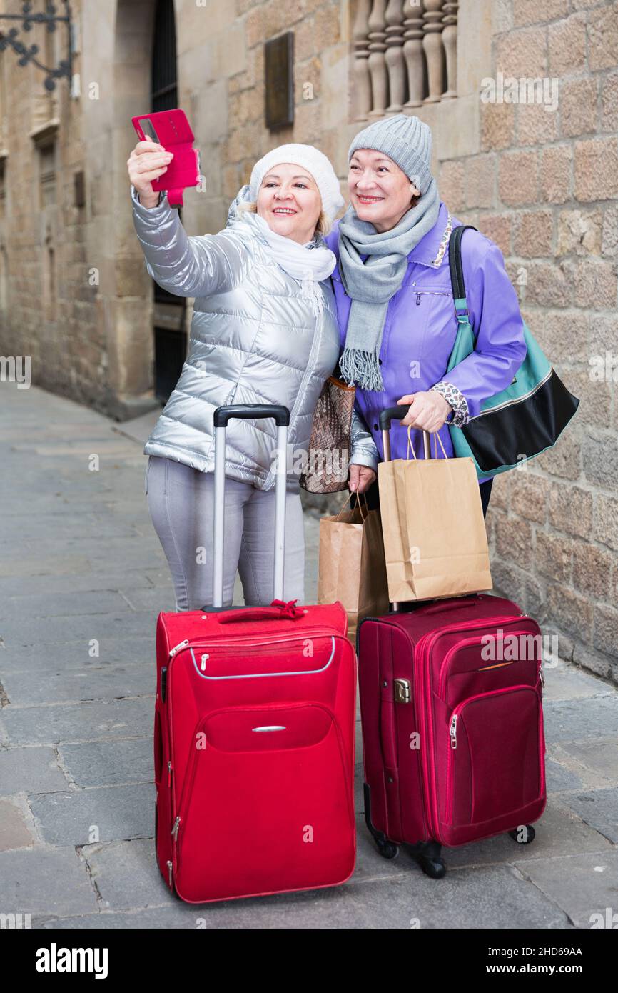 Elderly women tourists making hi-res stock photography and images - Alamy