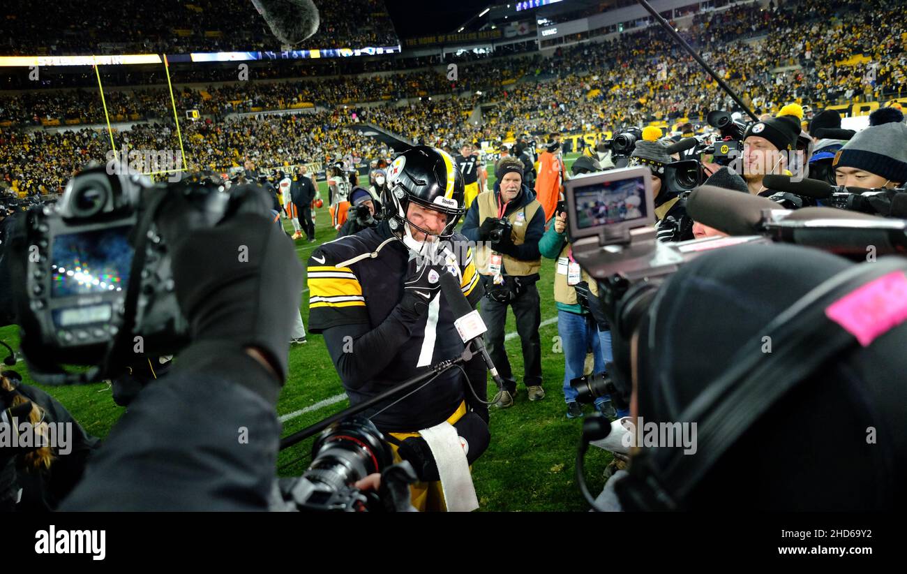 Pittsburgh, PA, USA. 19th Dec, 2021. Head Coach Mike Vrabel during the  Pittsburgh Steelers vs Tennessee Titans game at Heinz Field in Pittsburgh,  PA. Jason Pohuski/CSM/Alamy Live News Stock Photo - Alamy