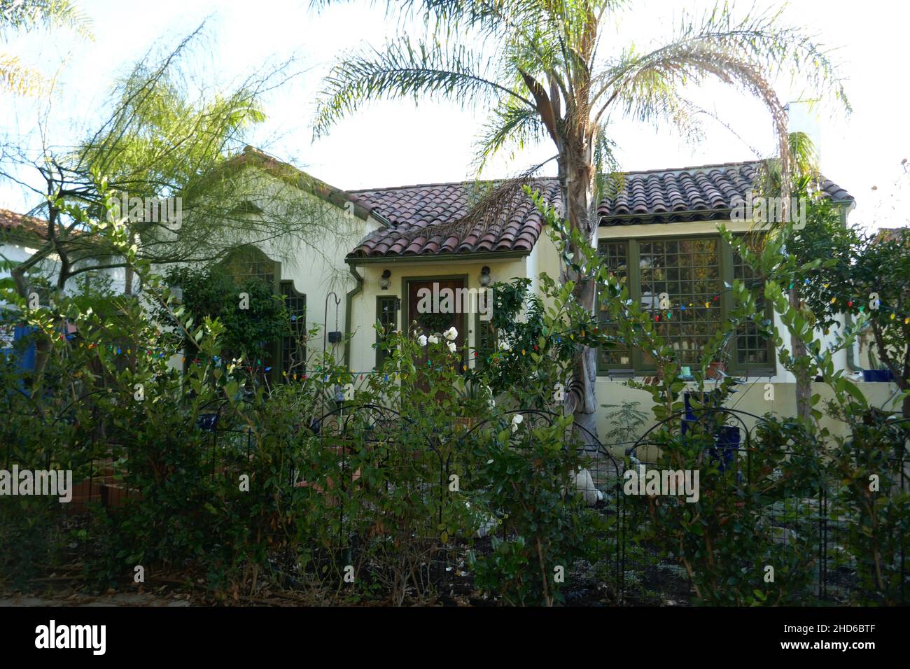 Los Angeles, California, USA 28th December 2021 A General view of  atmosphere of Actress Natalie Trundy's Former Home/house at 6140  Lindenhurst Avenue on December 28, 2021 in Los Angeles, California, USA.  Photo