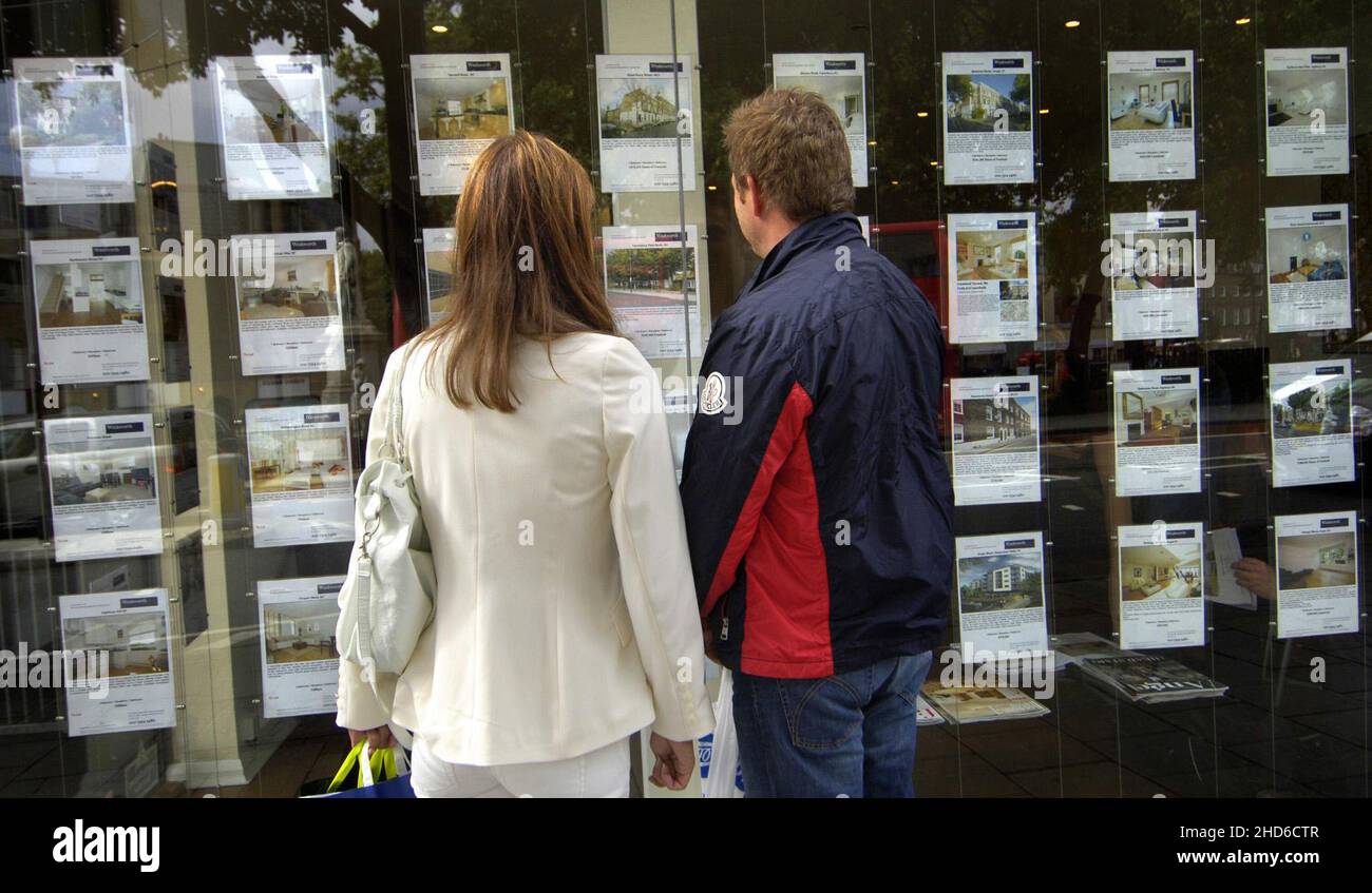 File photo dated 02/09/08 of a couple standing outside an estate agent's window. The number of people taking their first step on to the property ladder with a mortgage last year is estimated to have topped 400,000 for the first time since 2006. Issue date: Tuesday January 4, 2022. Stock Photo