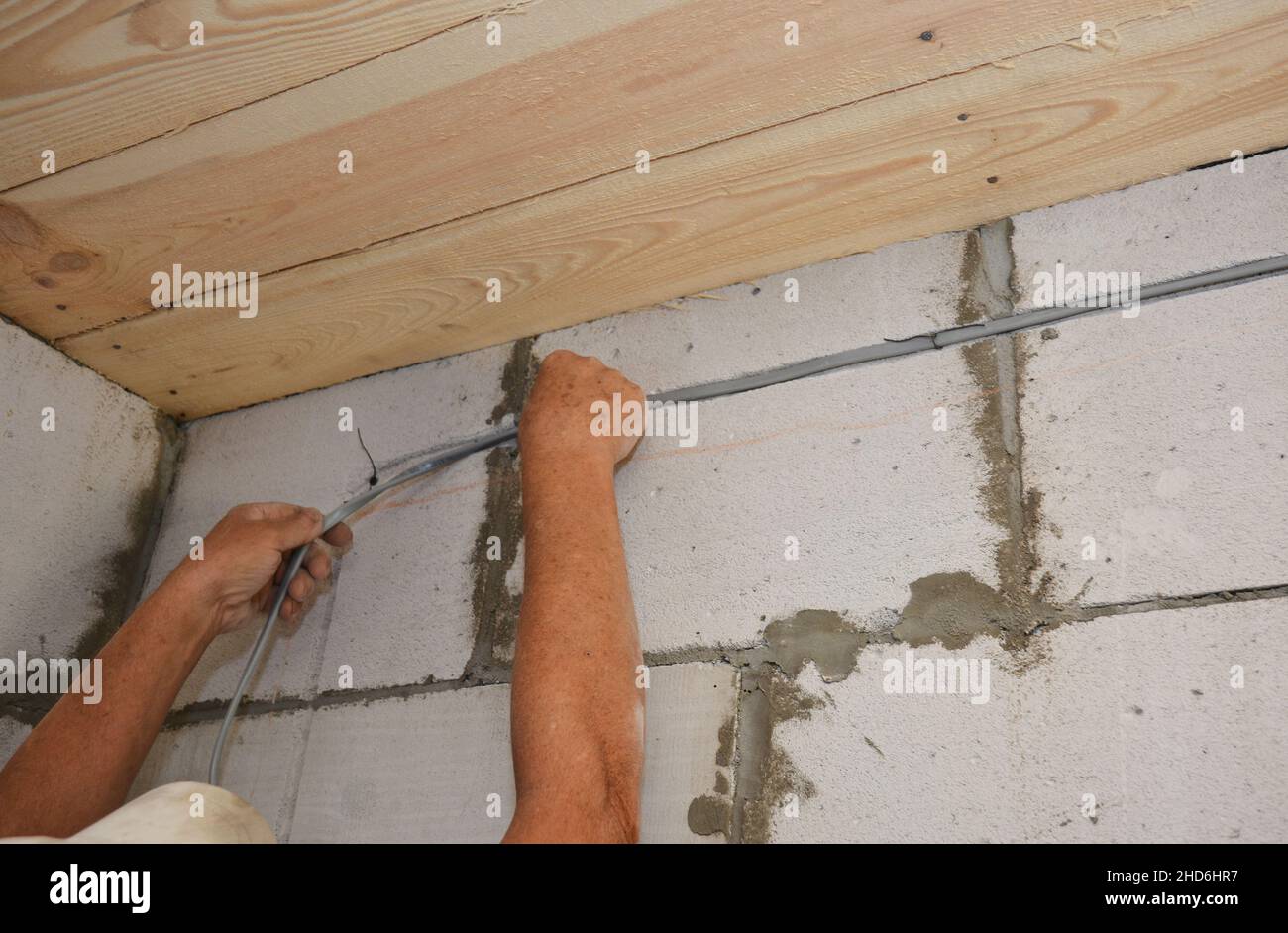 Electrical wiring installation in a cable trench or cord tray in a