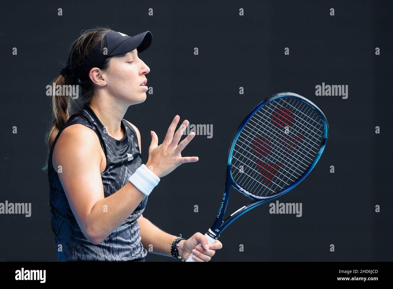 Bloodstained slag ortodoks Melbourne, Australia. 4th Jan, 2022. Jessica Pegula of the US reacts after  a point against Irina-Camelia Begu of Romania during their first round  women's singles match at the WTA Melbourne Summer Set