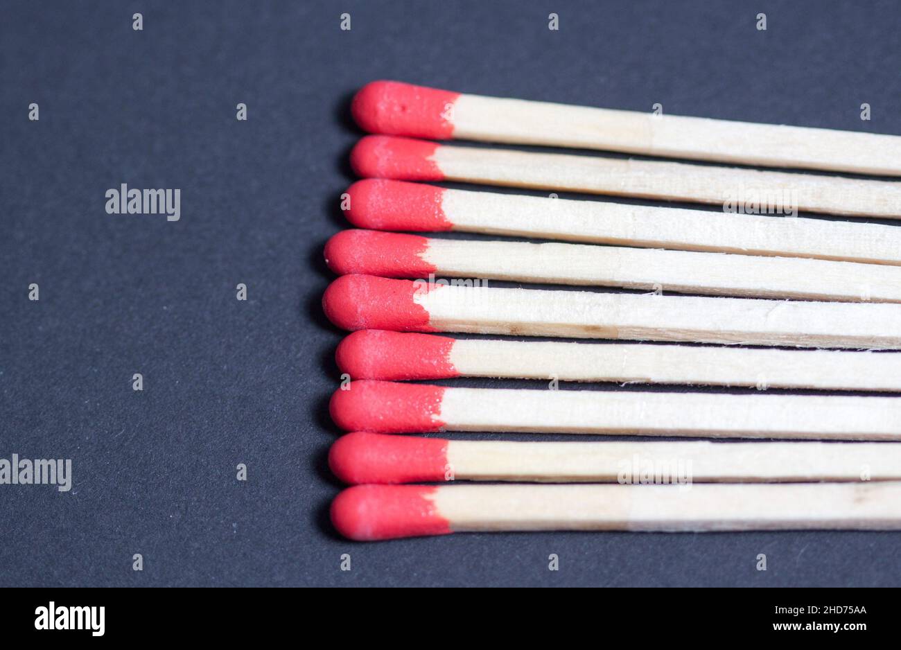 спички лежат на траве. Matching brain teasers. Matchstick puzzle icon. Some matches. Some matches.