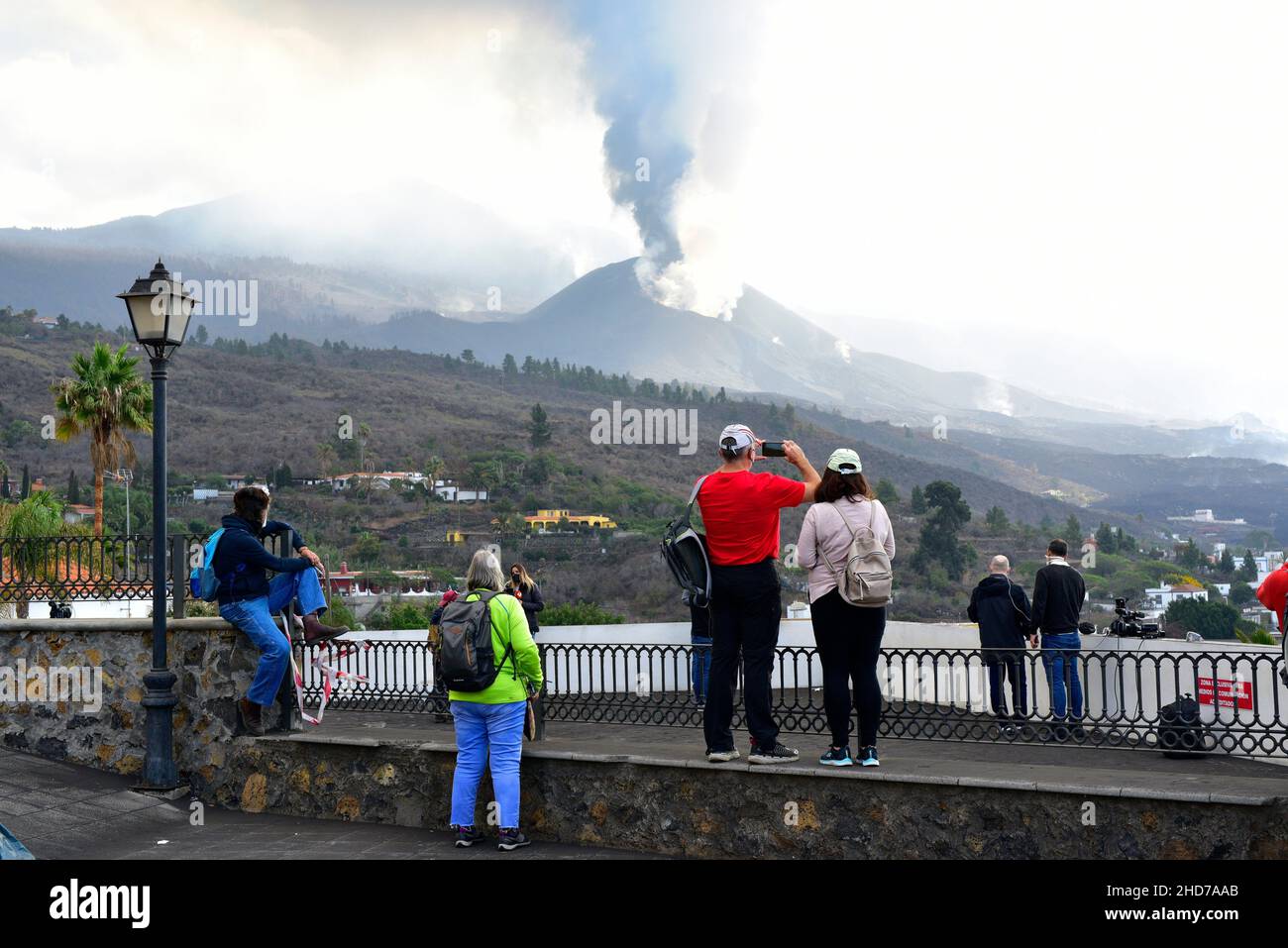 La Palma volcano eruption seen from the Tajuya viewpoint (11152021