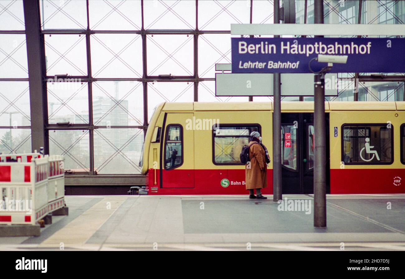 Berlin, Germany. A characteristicly colored S-Bahn Train passing by with some speed and velocity at Erhter Bahnhof, Berlin's Hauptbahnhof and Hbf. Stock Photo