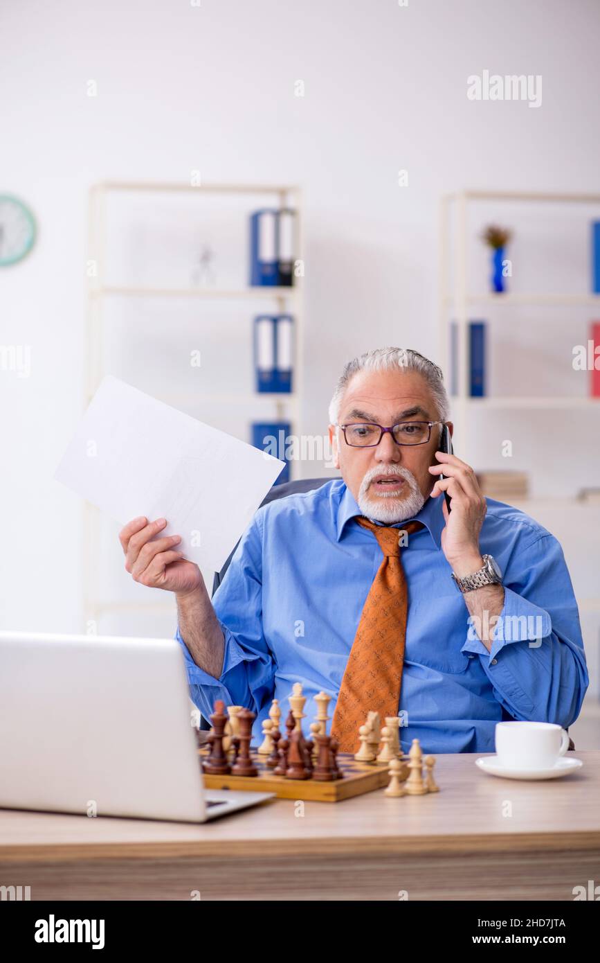 Playing chess online hi-res stock photography and images - Alamy
