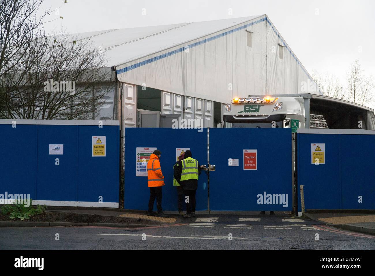 London, UK, 4 January 2022: Construction work continues on the 'mini Nightingale' surge capacity marquee being built in the car park of St George's Hospital, Tooting. Workers on sight estimated it will take at least another two weeks to be ready as cubicles are current'y being put in place and flooring and electrics haven't even started. There are some signs that levels of omicron infections are levelling off in London but they may rise again as schools reopen. Anna Watson/Alamy Live News Stock Photo