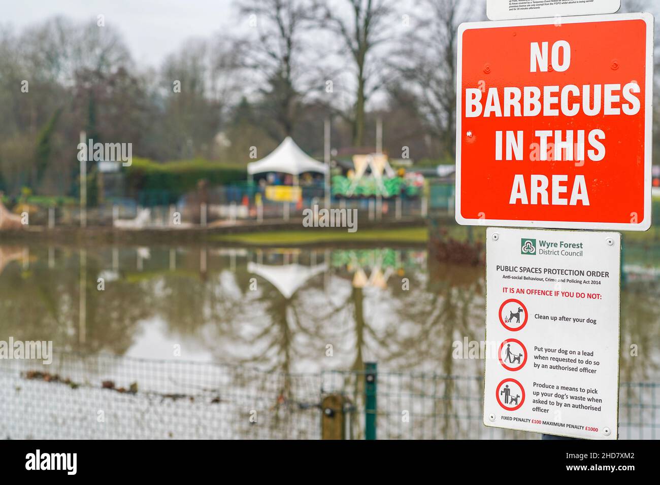 'No Barbecues in this area' sign overlooking the flooded public park in Stourport-on-Severn, Worcestershire, UK, due to River Severn flooding. Stock Photo