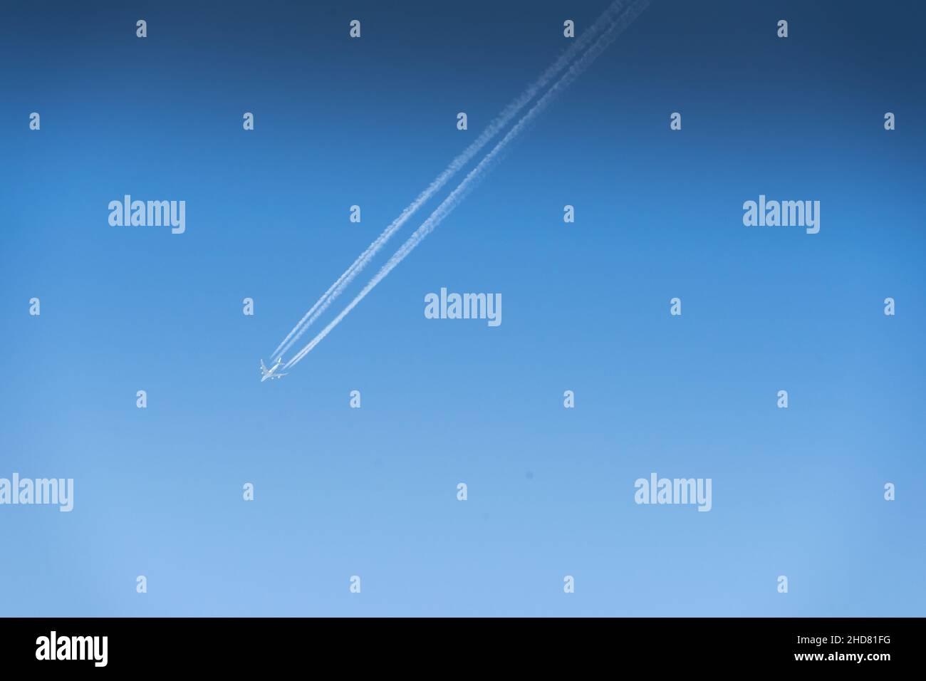 Passenger jet contrails against hi-res stock photography and images - Alamy