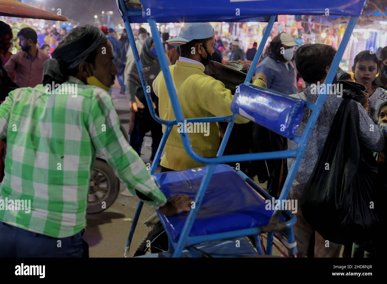 New Delhi, New Delhi, India. 4th Jan, 2022. Shoppers throng at a marketplace amidst the spread of the coronavirus disease (Credit Image: © Karma Sonam Bhutia/ZUMA Press Wire) Stock Photo