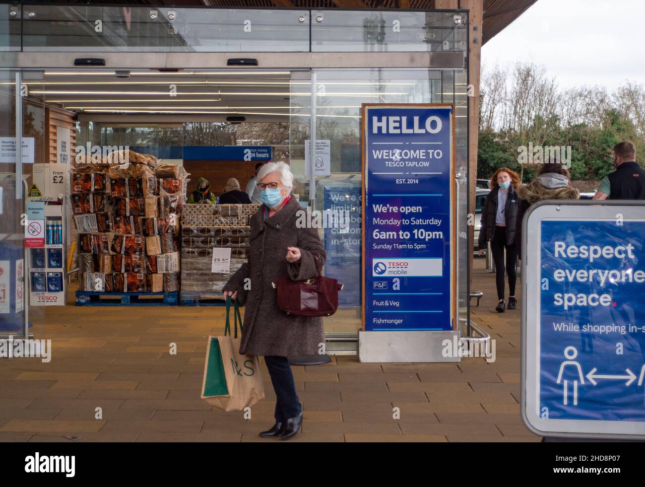Taplow, Buckinghamshire, UK. 3rd January, 2022. Shoppers at the Tesco