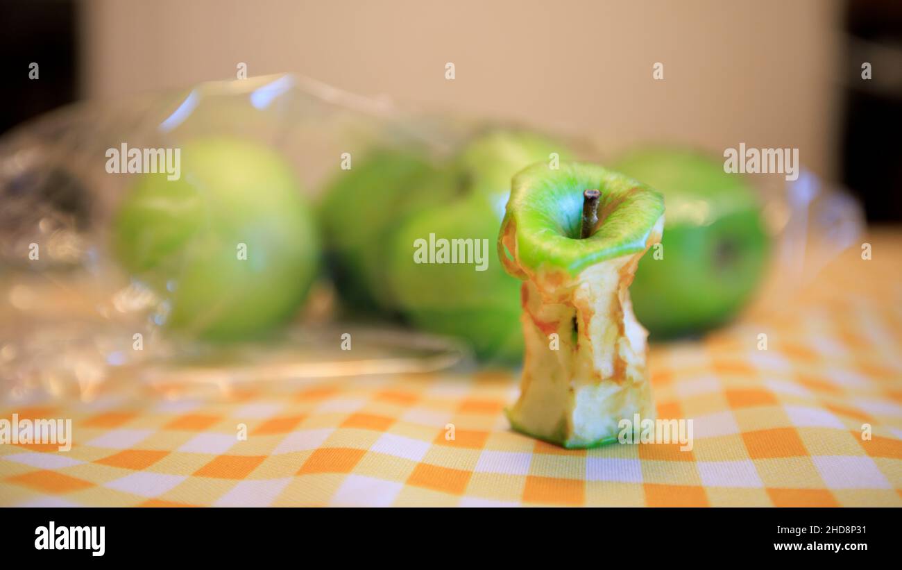Five old apples hi-res stock photography and images - Alamy