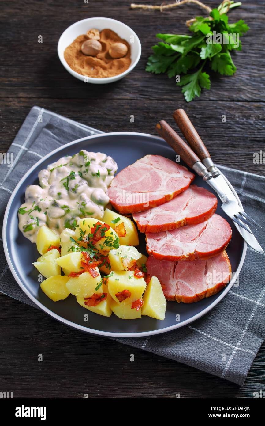 Judd mat gaardebounen, Smoked Collar of Pork with blanched young Fava Beans  cooked with creamy sauce and boiled potatoes on a plate, national dish of  Stock Photo - Alamy