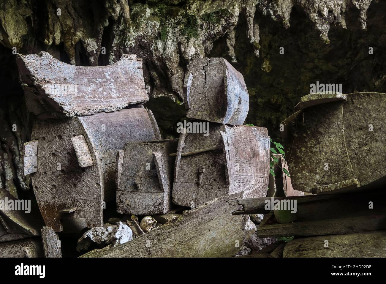 Weathered coffins (erong) in the 700 yr old burial cave at Lombock Parinding, north of Rantepao. Lombok Parinding, Toraja, South Sulawesi, Indonesia. Stock Photo