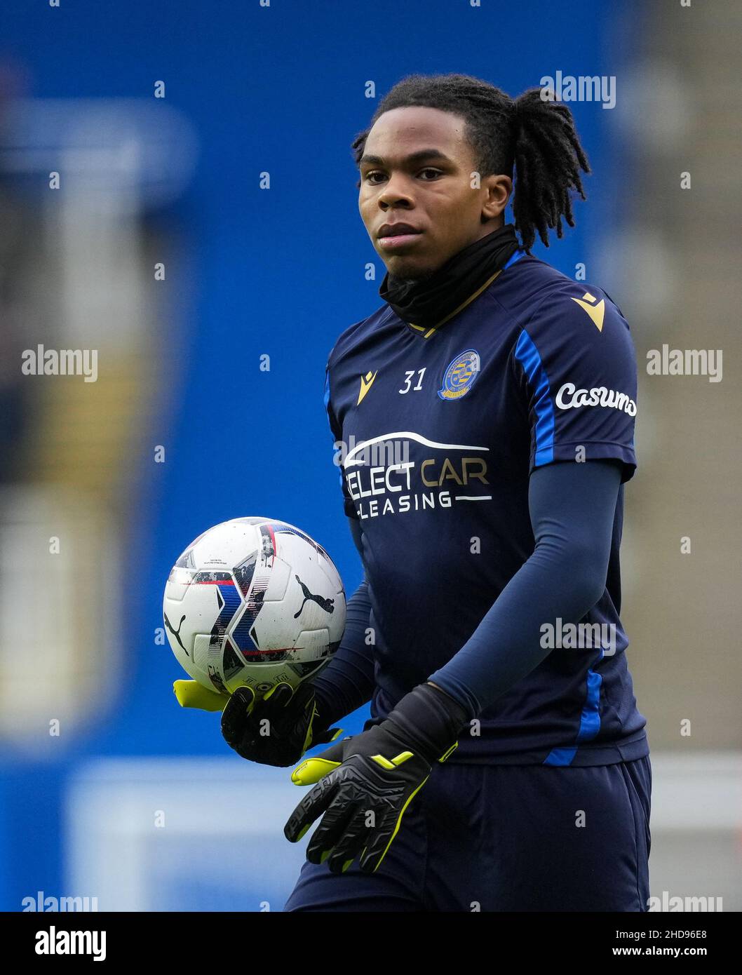 https://c8.alamy.com/comp/2HD96E8/reading-uk-03rd-jan-2022-goalkeeper-coniah-boyce-clarke-of-reading-pre-match-during-the-sky-bet-championship-match-between-reading-and-derby-county-at-the-madejski-stadium-reading-england-on-3-january-2022-photo-by-andy-rowland-credit-prime-media-imagesalamy-live-news-2HD96E8.jpg