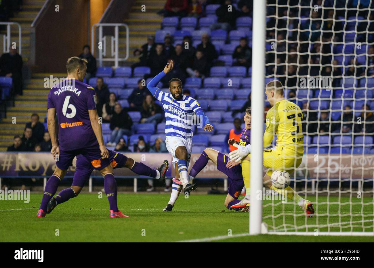 https://c8.alamy.com/comp/2HD96HD/reading-uk-03rd-jan-2022-junior-hoilett-of-reading-scores-his-second-goal-during-the-sky-bet-championship-match-between-reading-and-derby-county-at-the-madejski-stadium-reading-england-on-3-january-2022-photo-by-andy-rowland-credit-prime-media-imagesalamy-live-news-2HD96HD.jpg