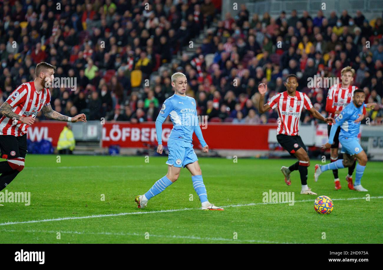 Brentford, UK. 29th Dec, 2021. Phil Foden of Man City scores a goal during the Premier League match between Brentford and Manchester City at the Brentford Community Stadium, Brentford, England on 29 December 2021. Photo by Andy Rowland. Credit: PRiME Media Images/Alamy Live News Stock Photo