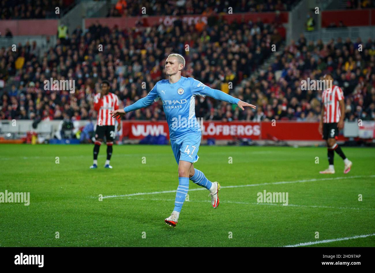 Brentford, UK. 29th Dec, 2021. Phil Foden of Man City celebrates scoring the winning goal during the Premier League match between Brentford and Manchester City at the Brentford Community Stadium, Brentford, England on 29 December 2021. Photo by Andy Rowland. Credit: PRiME Media Images/Alamy Live News Stock Photo
