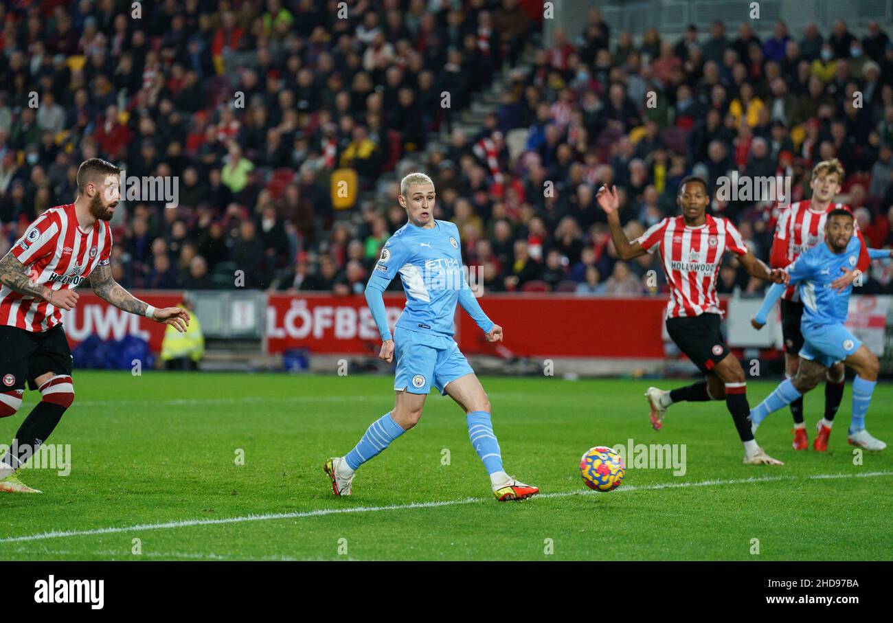 Brentford, UK. 29th Dec, 2021. Phil Foden of Man City scoring the winning goal during the Premier League match between Brentford and Manchester City at the Brentford Community Stadium, Brentford, England on 29 December 2021. Photo by Andy Rowland. Credit: PRiME Media Images/Alamy Live News Stock Photo