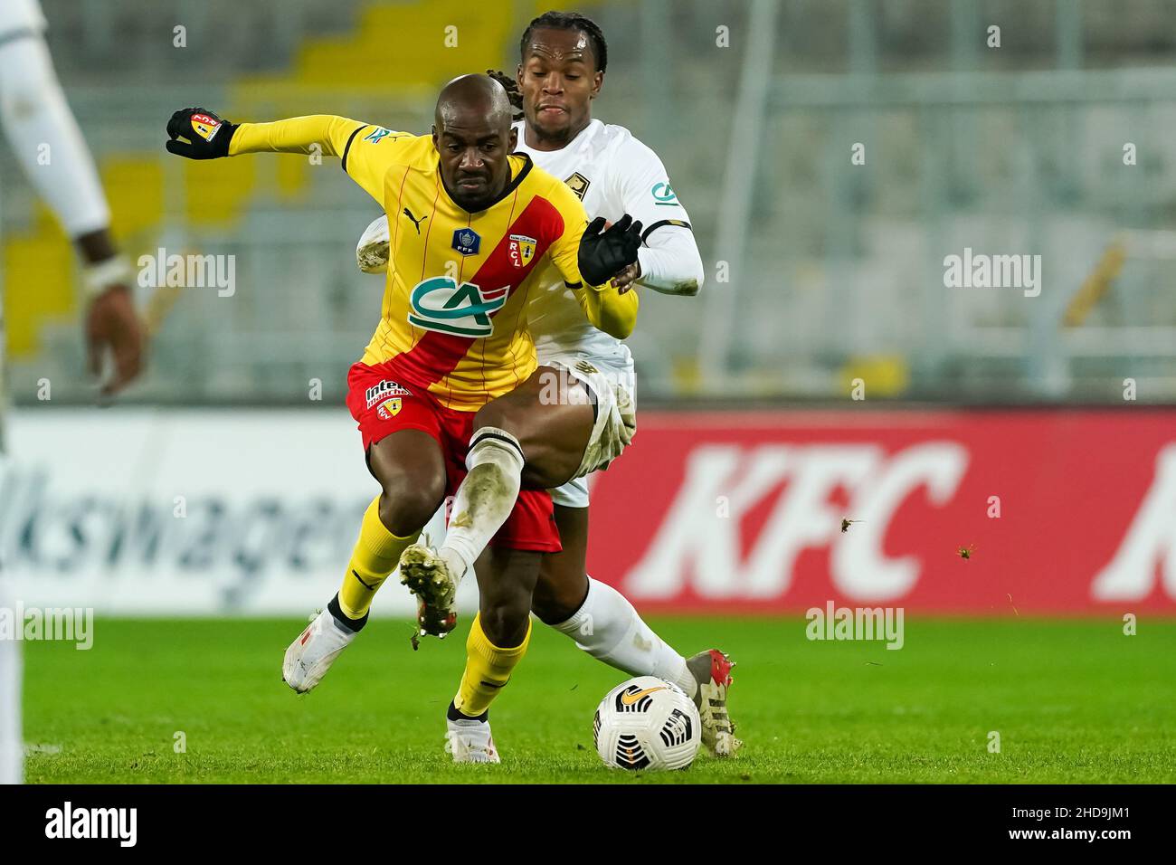 LENS, FRANCE - JANUARY 4: Gael Kakuta of RC Lens battle for possession with  Renato Sanches of Lille OSC during the French Cup match between Racing Club  de Lens and LOSC Lille