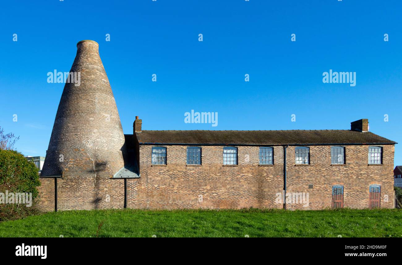 pot bank bottle kiln brick chimney part of old ceramics pottery factory against blue sky Hanley in Stoke on Trent Stock Photo