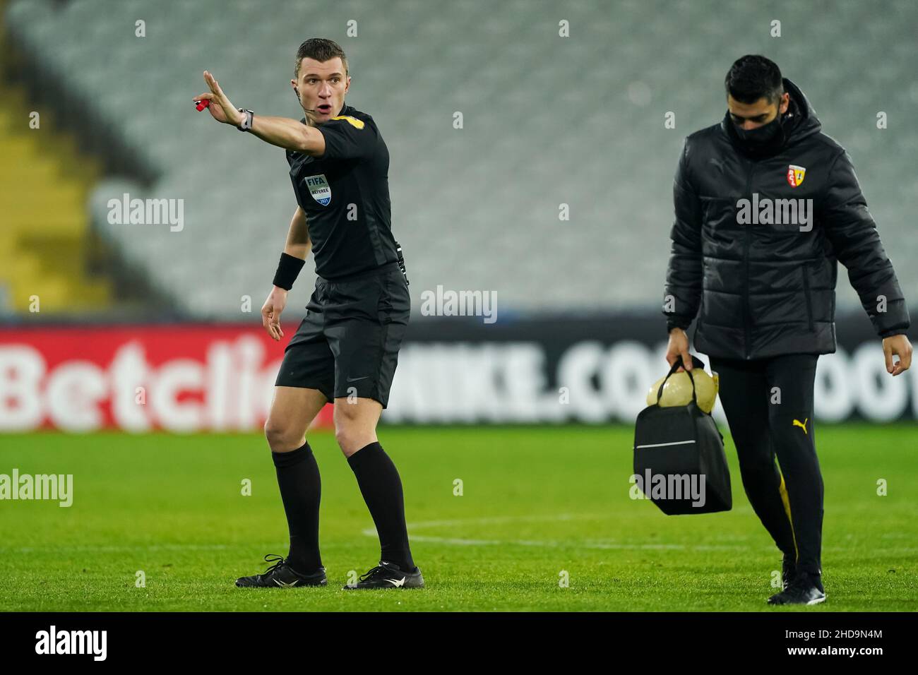 LENS, FRANCE - JANUARY 4: Referee Willy Delajod during the French Cup match between Racing Club de Lens and LOSC Lille at Stade Bollaert-Delelis on January 4, 2022 in Lens, France (Photo by Jeroen Meuwsen/Orange Pictures) Stock Photo