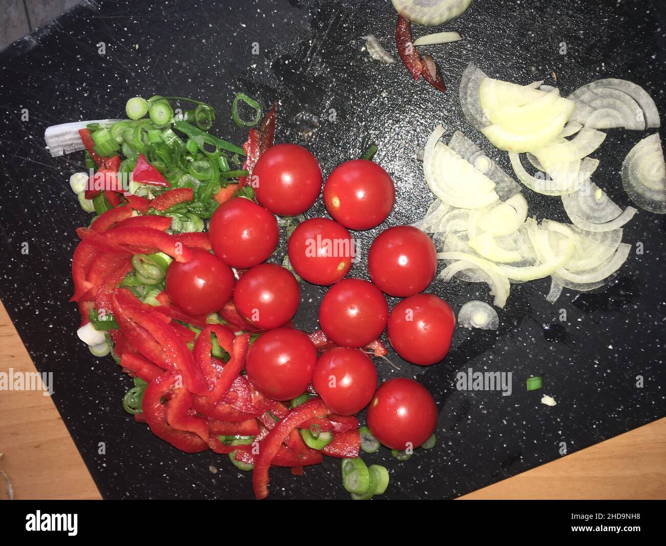 Tomaten, Rindfleisch, Zwiebel und Gewürze in der Pfanne gebraten Stock Photo