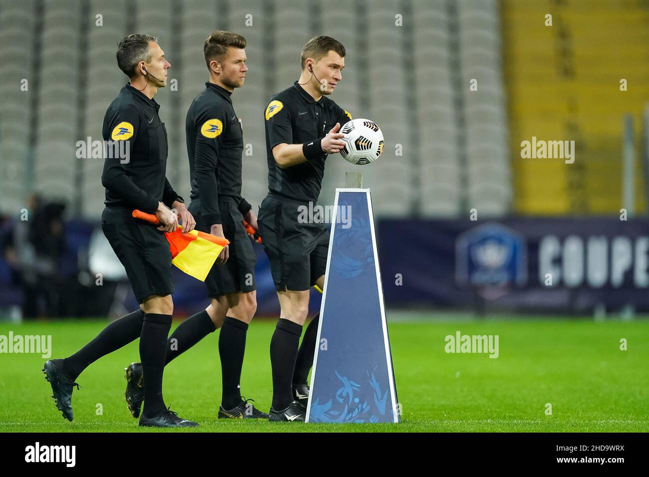LENS, FRANCE - JANUARY 4: referee Willy Delajod during the French Cup match between Racing Club de Lens and LOSC Lille at Stade Bollaert-Delelis on January 4, 2022 in Lens, France (Photo by Jeroen Meuwsen/Orange Pictures) Stock Photo