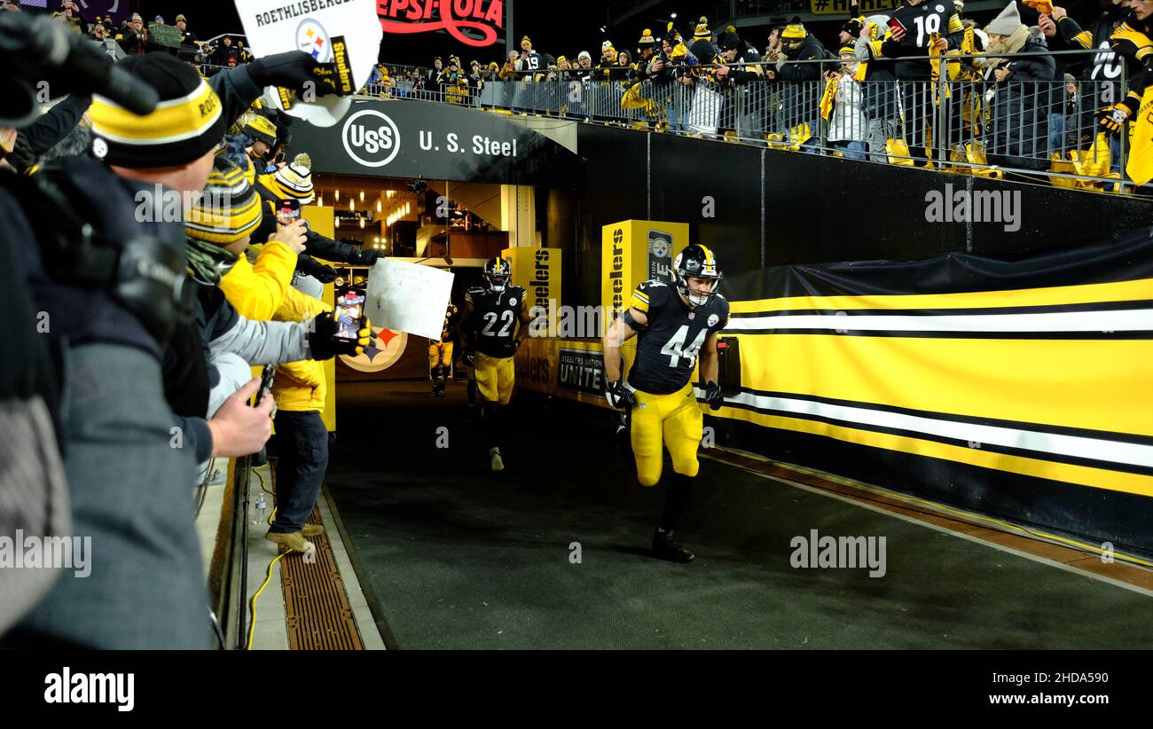 September 20th, 2020: Derek Watt #44 during the Pittsburgh Steelers vs  Denver Broncos at Heinz Field in Pittsburgh, PA. Jason Pohuski/(Photo by  Jason Pohuski/CSM/Sipa USA Stock Photo - Alamy