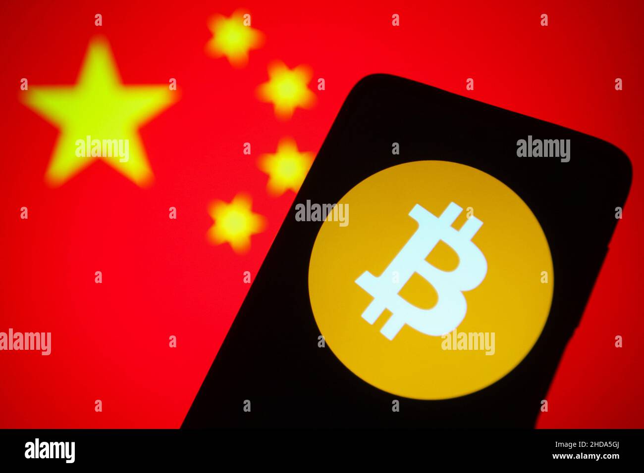 Ukraine. 04th Jan, 2022. In this photo illustration, a Bitcoin  cryptocurrency logo is seen on a smartphone screen and flag of China in the  background. (Photo by Pavlo Gonchar/SOPA Images/Sipa USA) Credit: