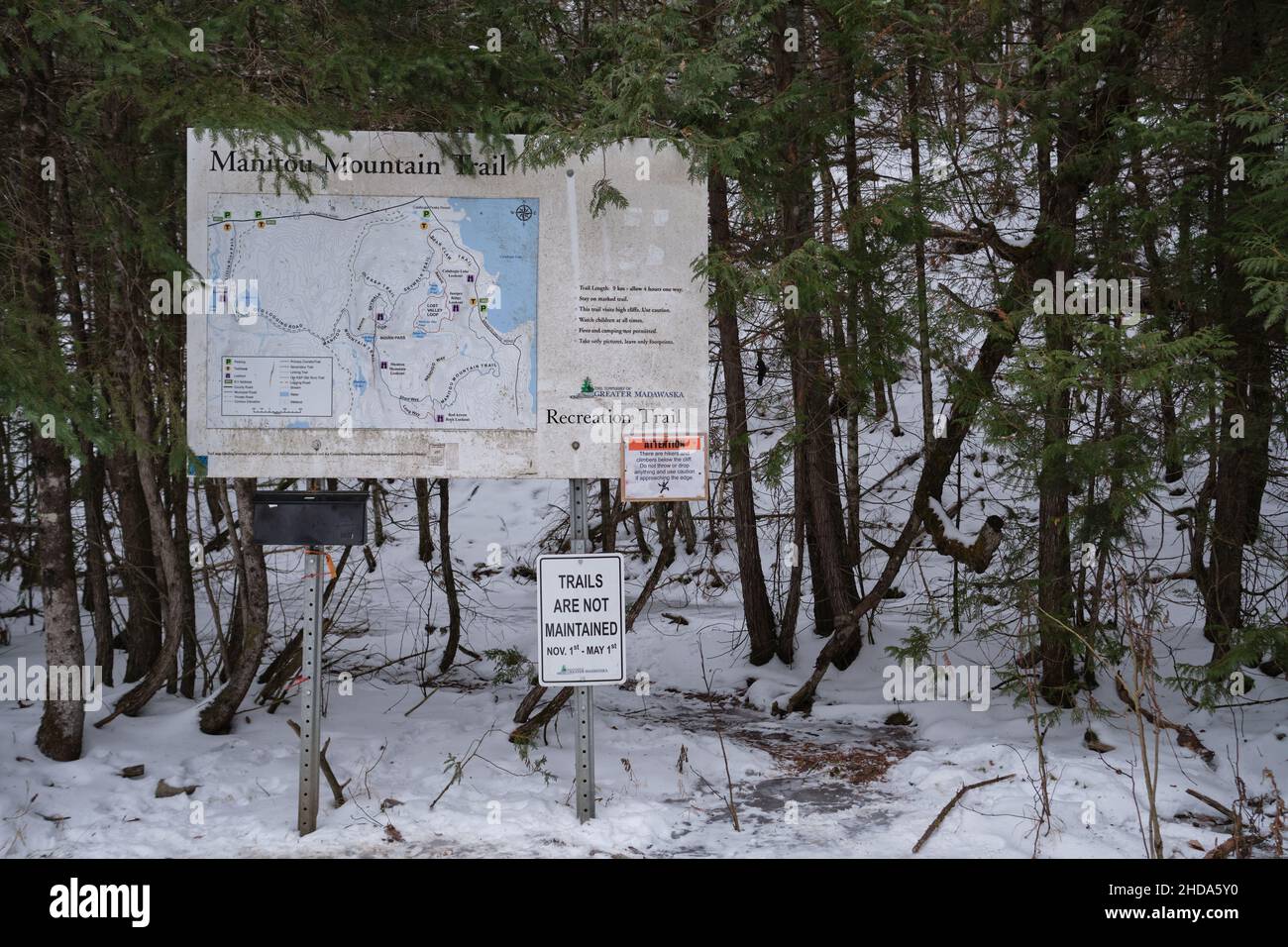 CALABOGIE, ONTARIO, CANADA - 1/2/2022: A large signboard with a map of the Manitou Mountain Trail network at a trailhead for the Eagle's Nest Trail. Stock Photo