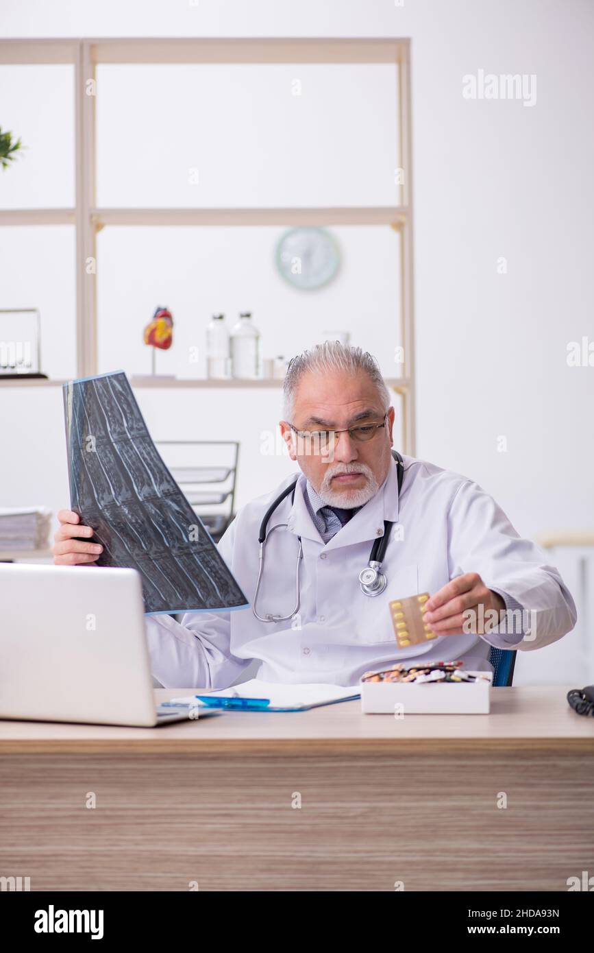 Old doctor radiologist working in the clinic Stock Photo - Alamy
