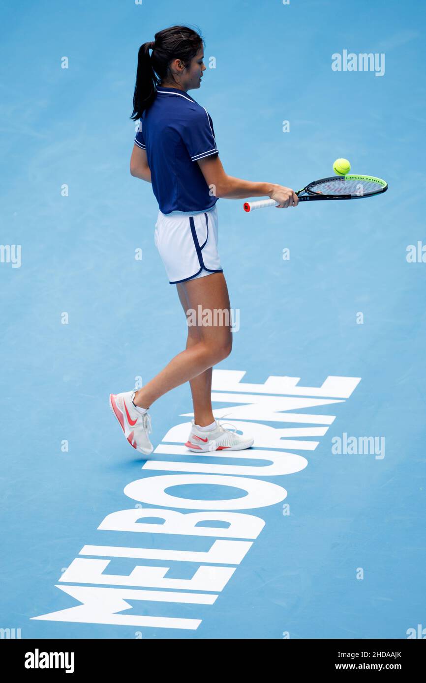 EMMA RADUCANU (GBR) practicing on Margaret Court Arena at the 2022 Australian Open on Wednesday January 2022,  Melbourne Park Stock Photo