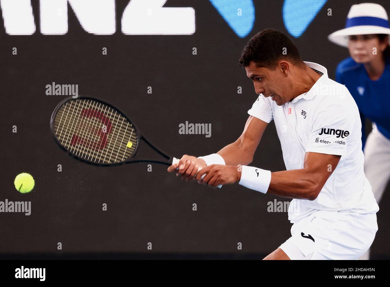 Wiskunde Purper als resultaat Adelaide, Australia, 5 January, 2022. Thiago Monteiro of Brazil hits a  backhand during the ATP singles match between Thiago Monteiro of Brazil and  Marin Cilic of Croatia on day three of the