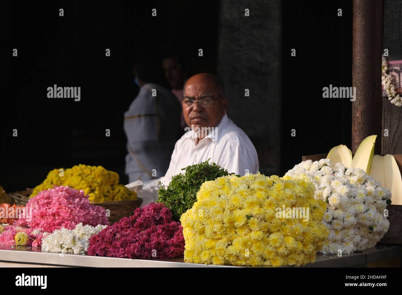 December 20, 2021, Colorful garlands flower selling in the market stalls in Karnataka, India, These flowers are used for wedding decorations, temple c Stock Photo