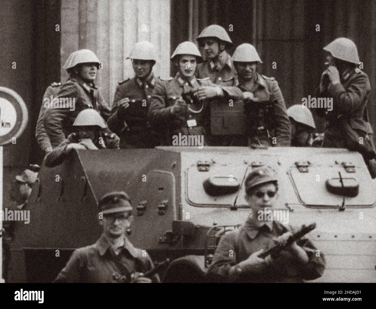 Berlin Crisis of 1961. Start of the construction of the Berlin Wall. East German Combat Groups of the Working Class ('Betriebskampfgruppen') with sovi Stock Photo