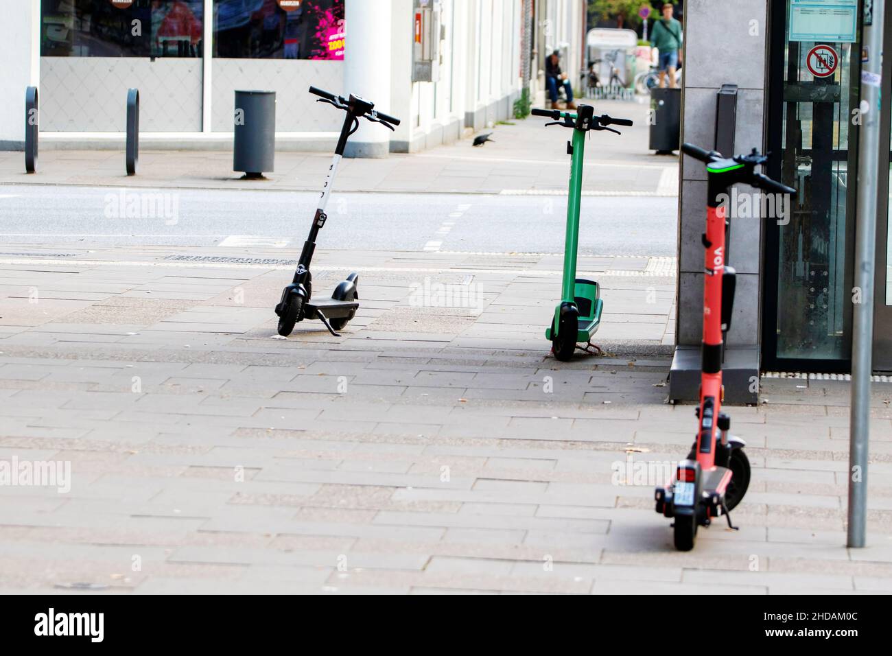 E-Roller parken auf Fußweg / e-scooter parking on sidewalk Stock Photo
