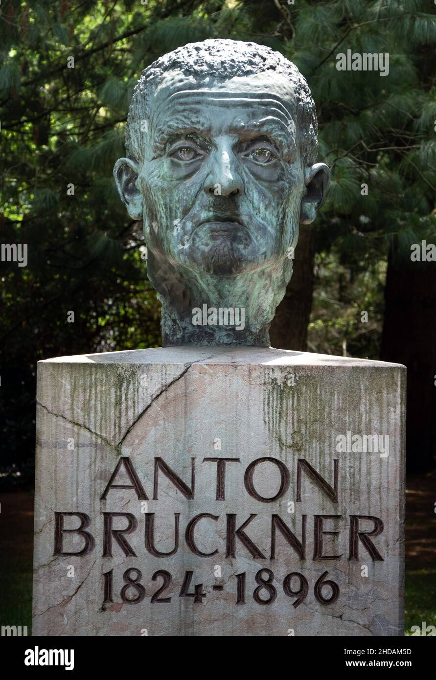 Österreich, Linz, Brucknerhaus. Denkmal von Anton Bruckner. Künstler: Franz Strahammer Stock Photo
