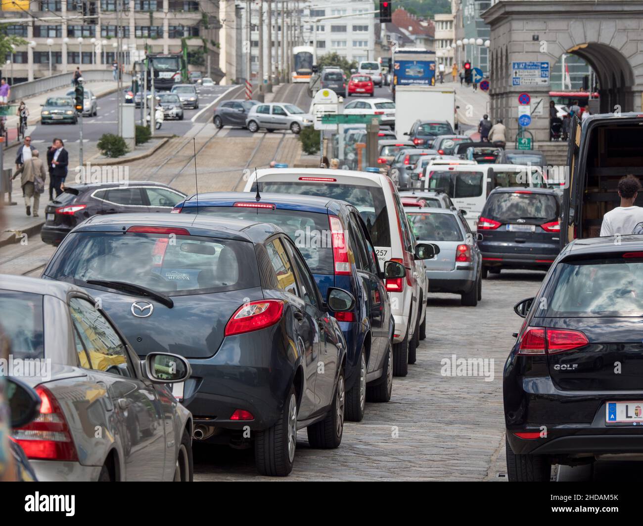 Am Hauptplatz in Linz staut sich der Verkehr zur Rushhour. Stock Photo