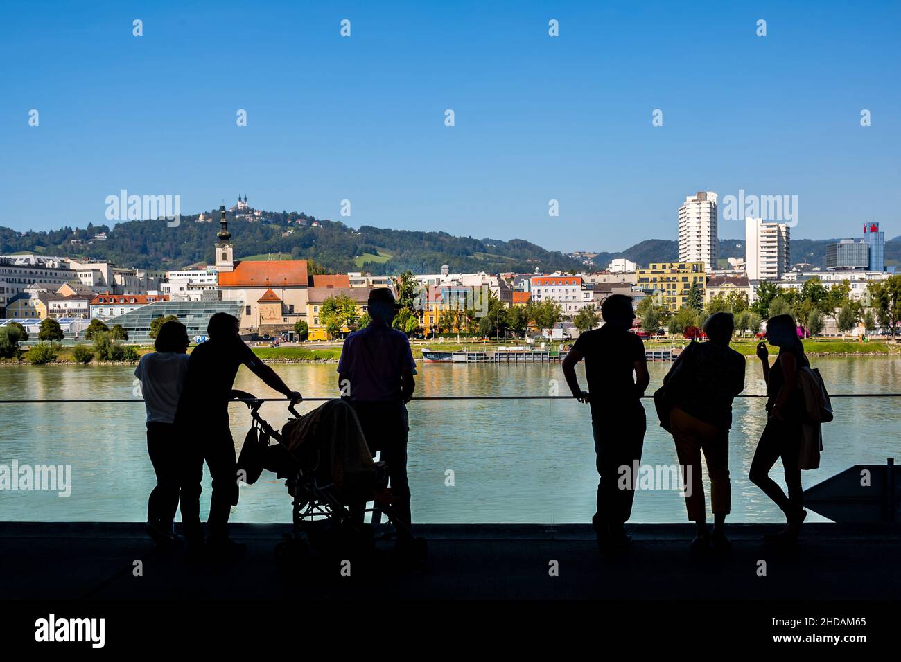 Österreich, Linz Urfahr. Vom Lentos aus gesehen, Personen als Silhouetten im Vordergrund, Stock Photo