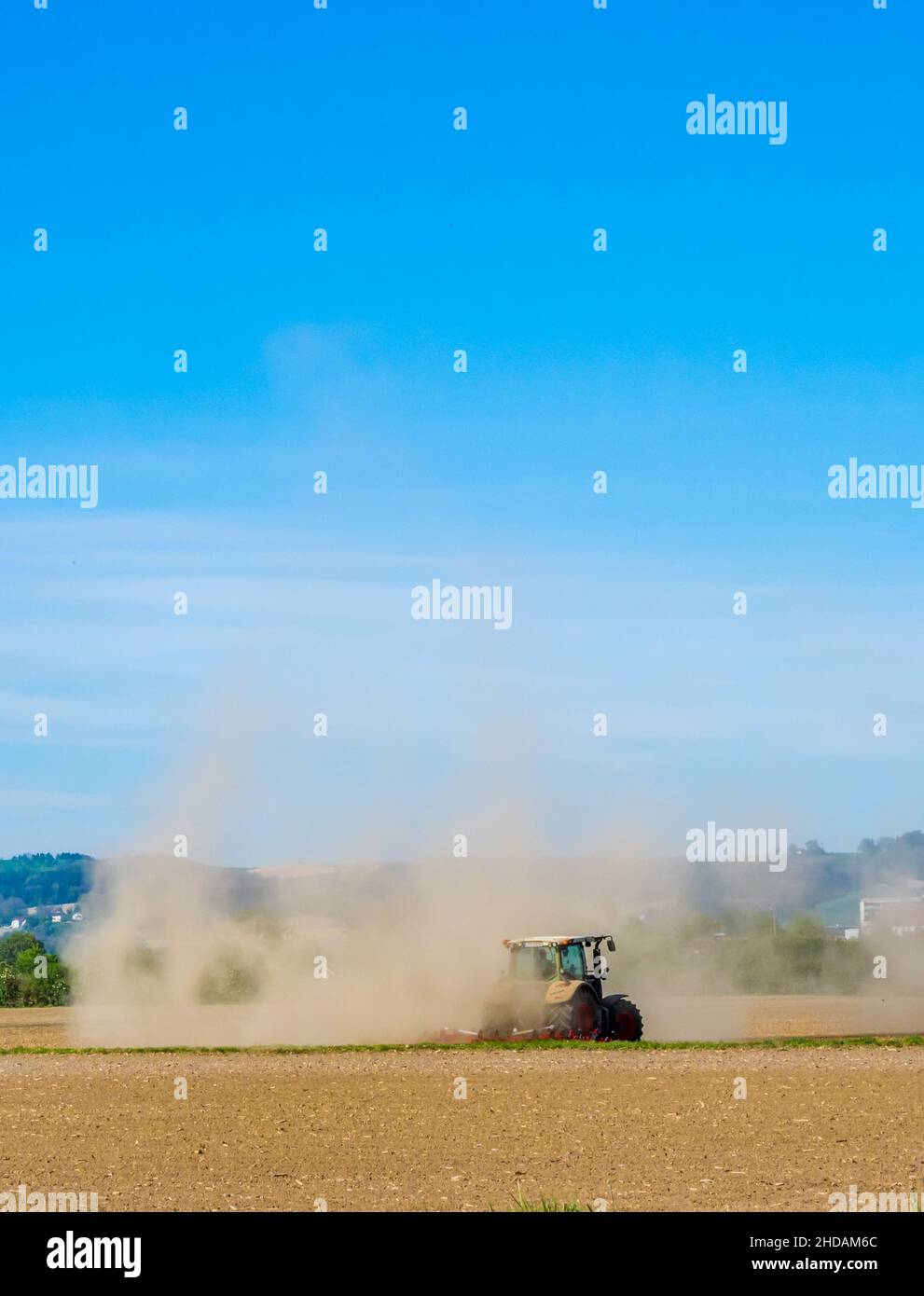 Ein Landwirt bestellt mit einer Zugamschine sein ausgetrocknetes Feld während einer Trockenperiode. Österreich, OÖ, Bezirk Eferding Stock Photo
