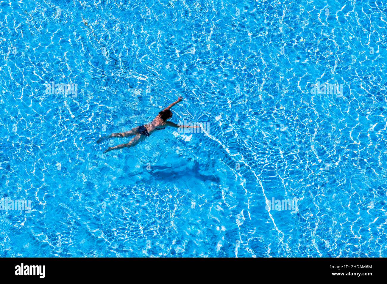 Frau schwimmt in Pool und macht Fitness und Bewegung. Training durch Ausdauer für Her und Kreislauf, Swimmingpool, Stock Photo