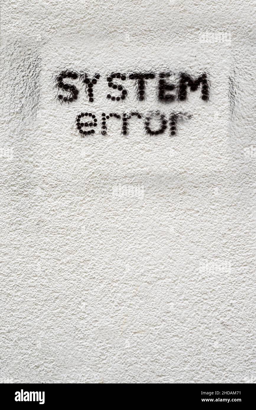 Auf eine Wand wurde System Error gesprayt. Symbol für Änderung, Politik, Wechsel und  Protest Stock Photo