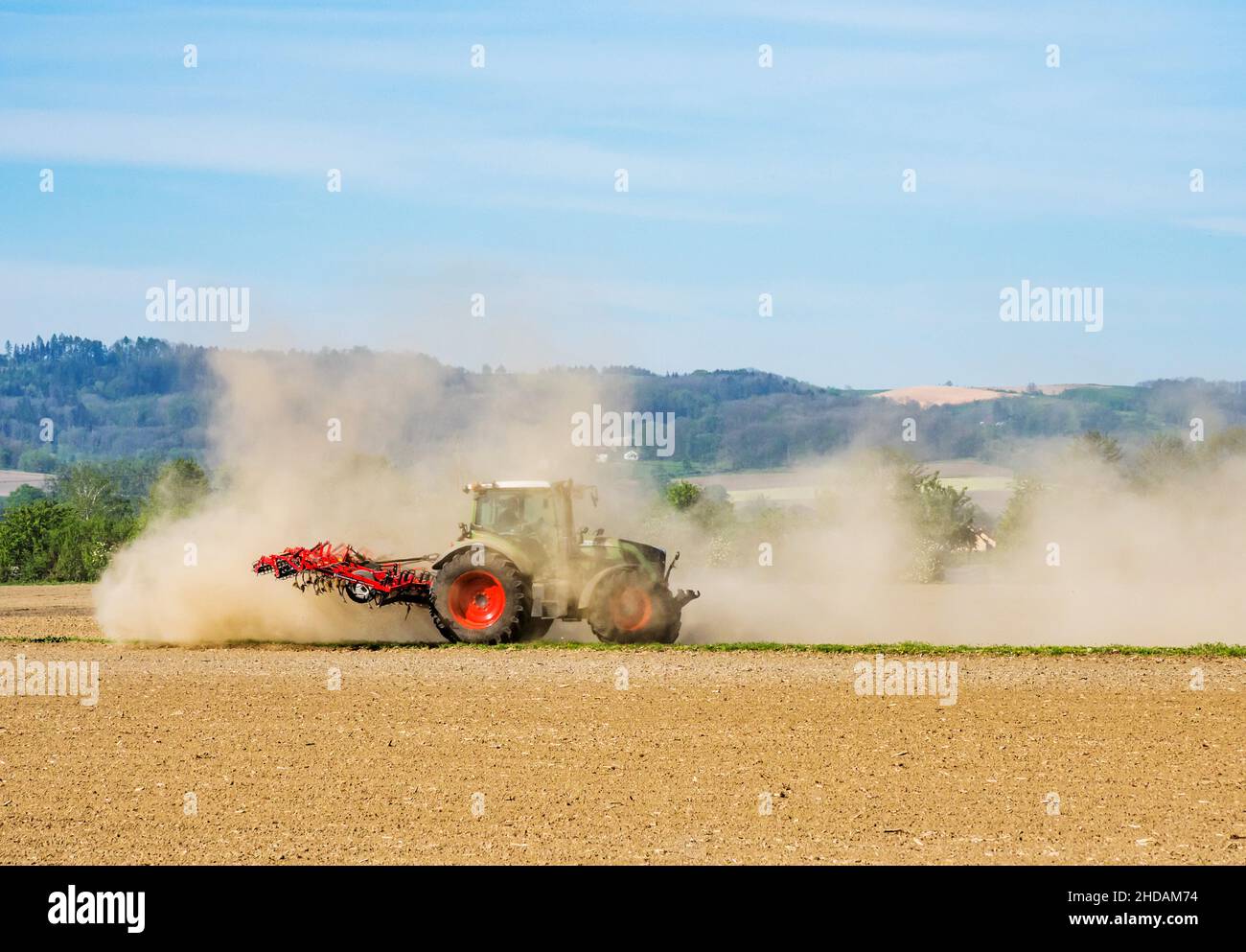 Ein Landwirt bestellt mit einer Zugamschine sein ausgetrocknetes Feld während einer Trockenperiode. Österreich, OÖ, Bezirk Eferding Stock Photo