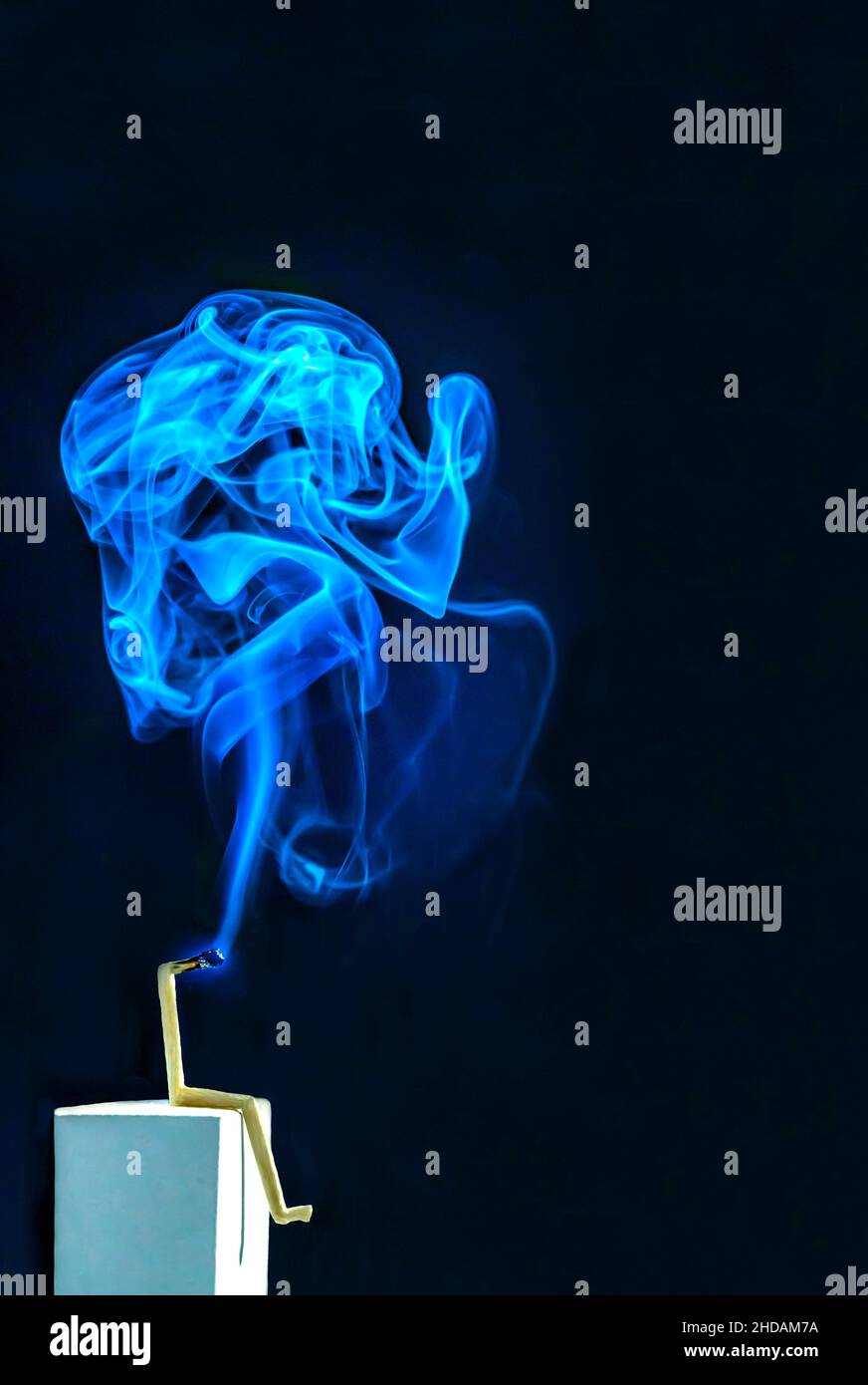 Streichholz als Figur mit Rauch. Als Symbolfoto für burnout, Krise, überarbeitet und Depressionen Stock Photo