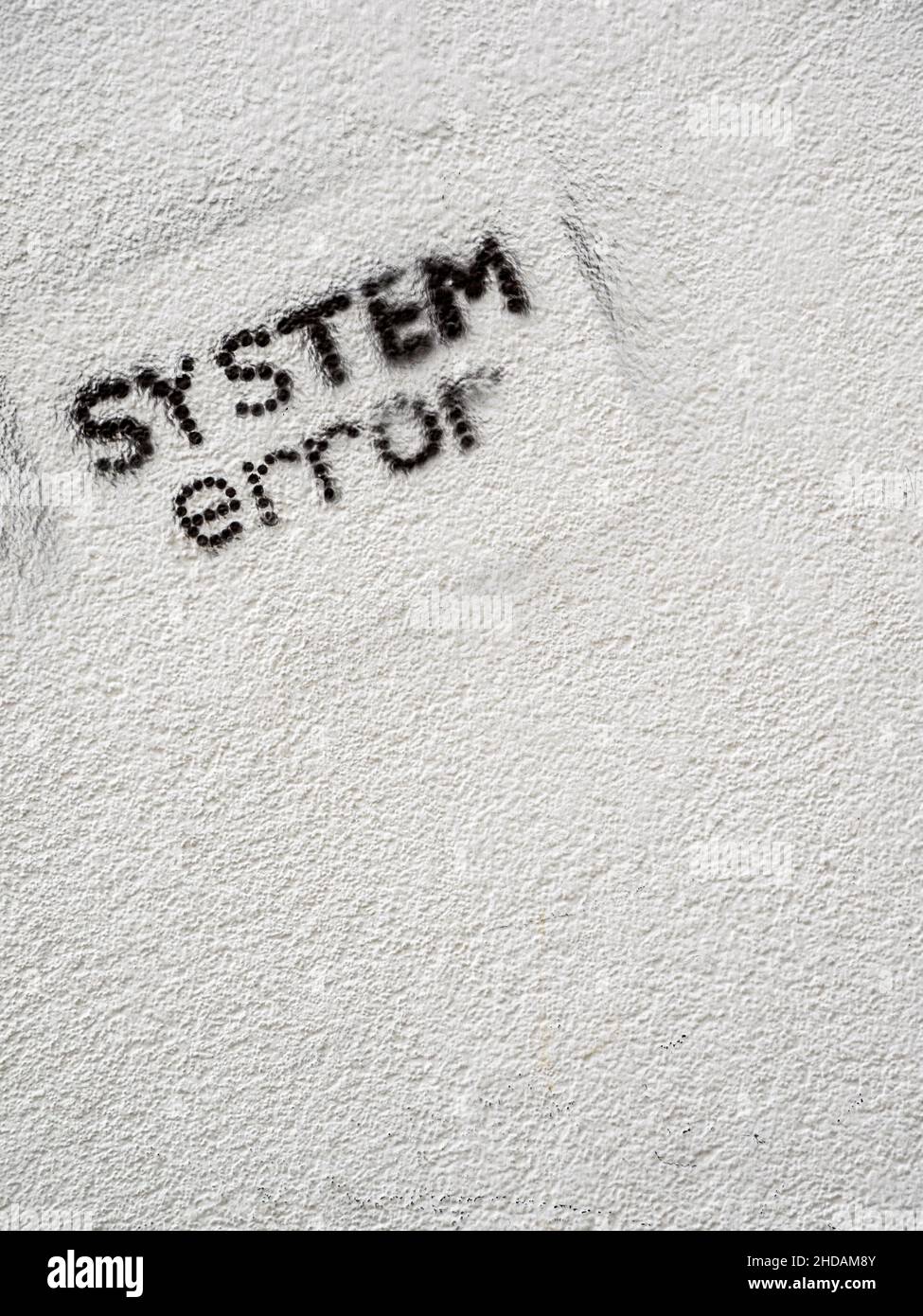 Auf eine Wand wurde System Error gesprayt. Symbol für Änderung, Politik, Wechsel und  Protest Stock Photo