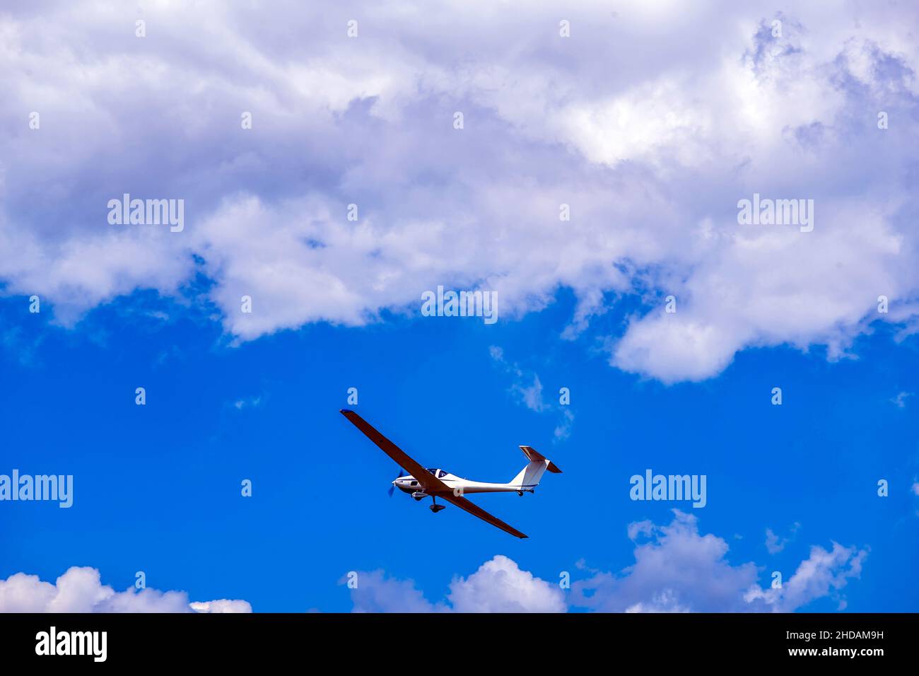 Abheben eines Motorsegel Kleinflugzeuges vom Flugplatz Stock Photo