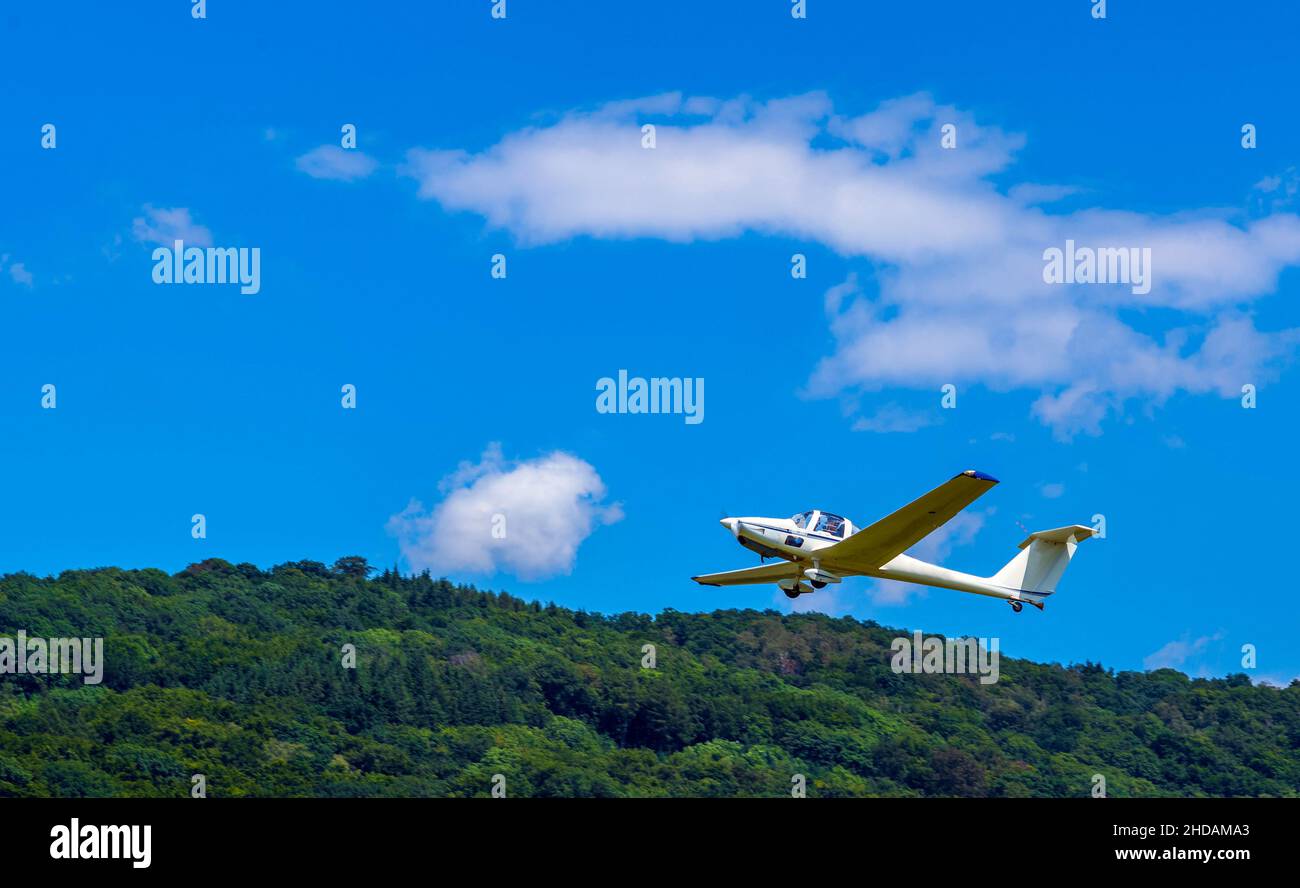Abheben eines Motorsegel Kleinflugzeuges vom Flugplatz Stock Photo