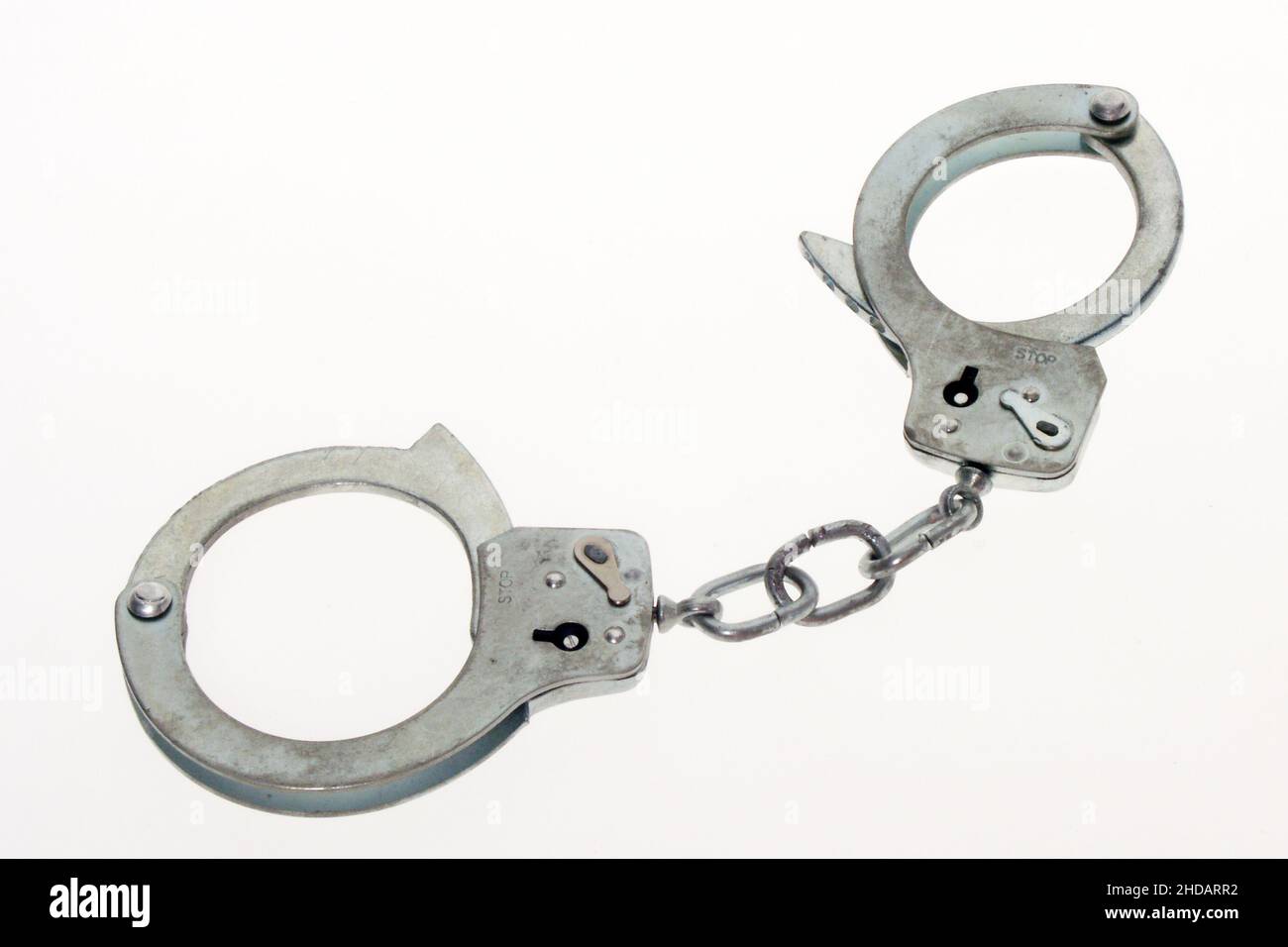 Handschellen, Freisteller, Festnahme, Polizei Stock Photo - Alamy